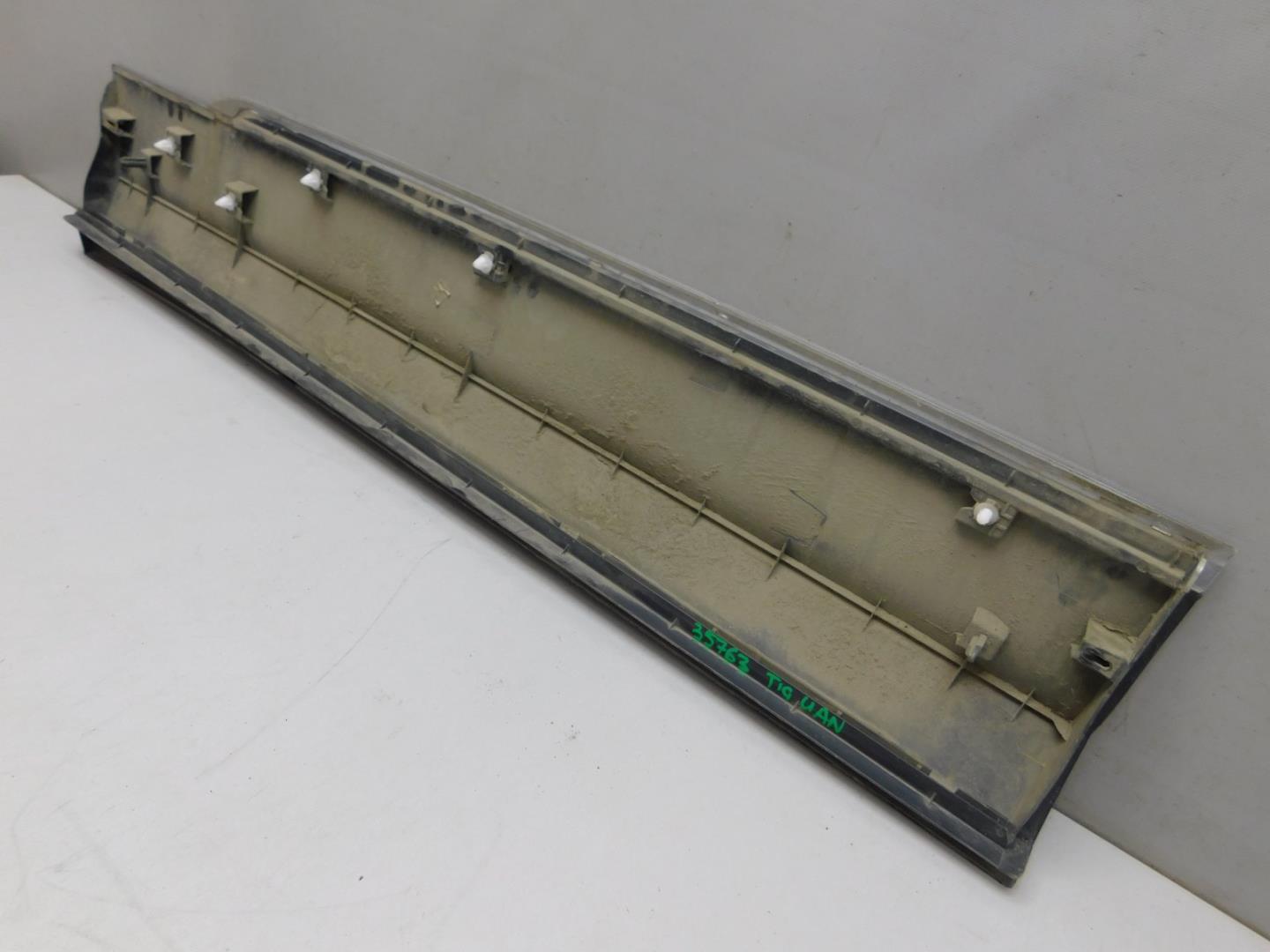 Накладка двери передней правой