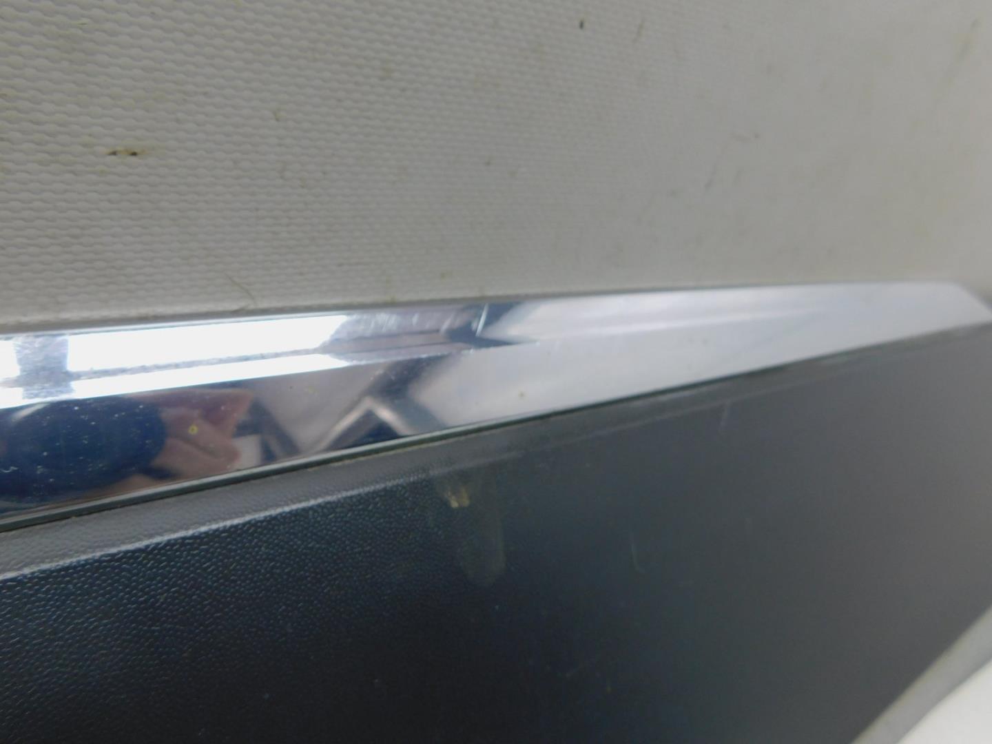 Накладка двери передней правой