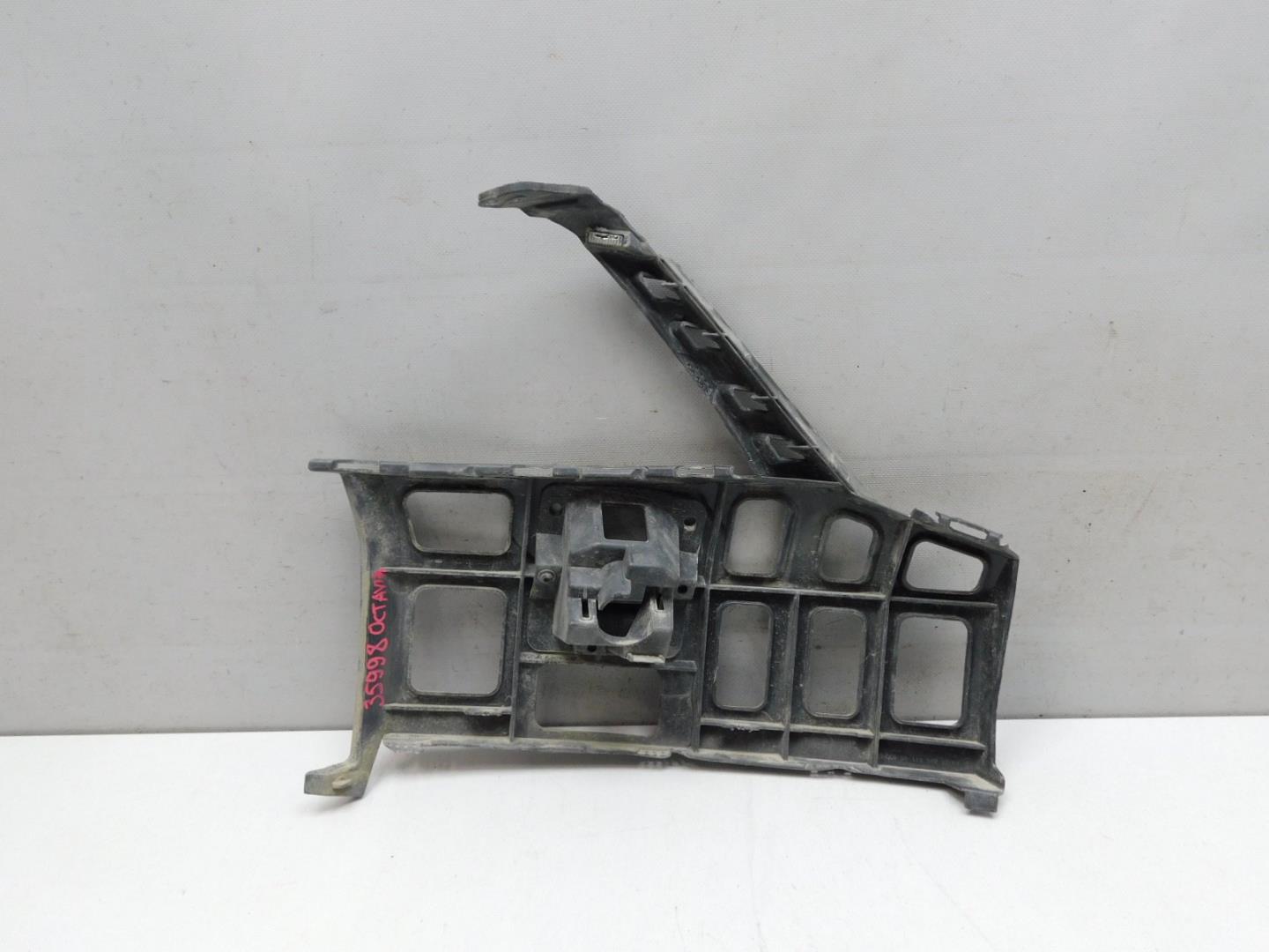 Кронштейн переднего бампера