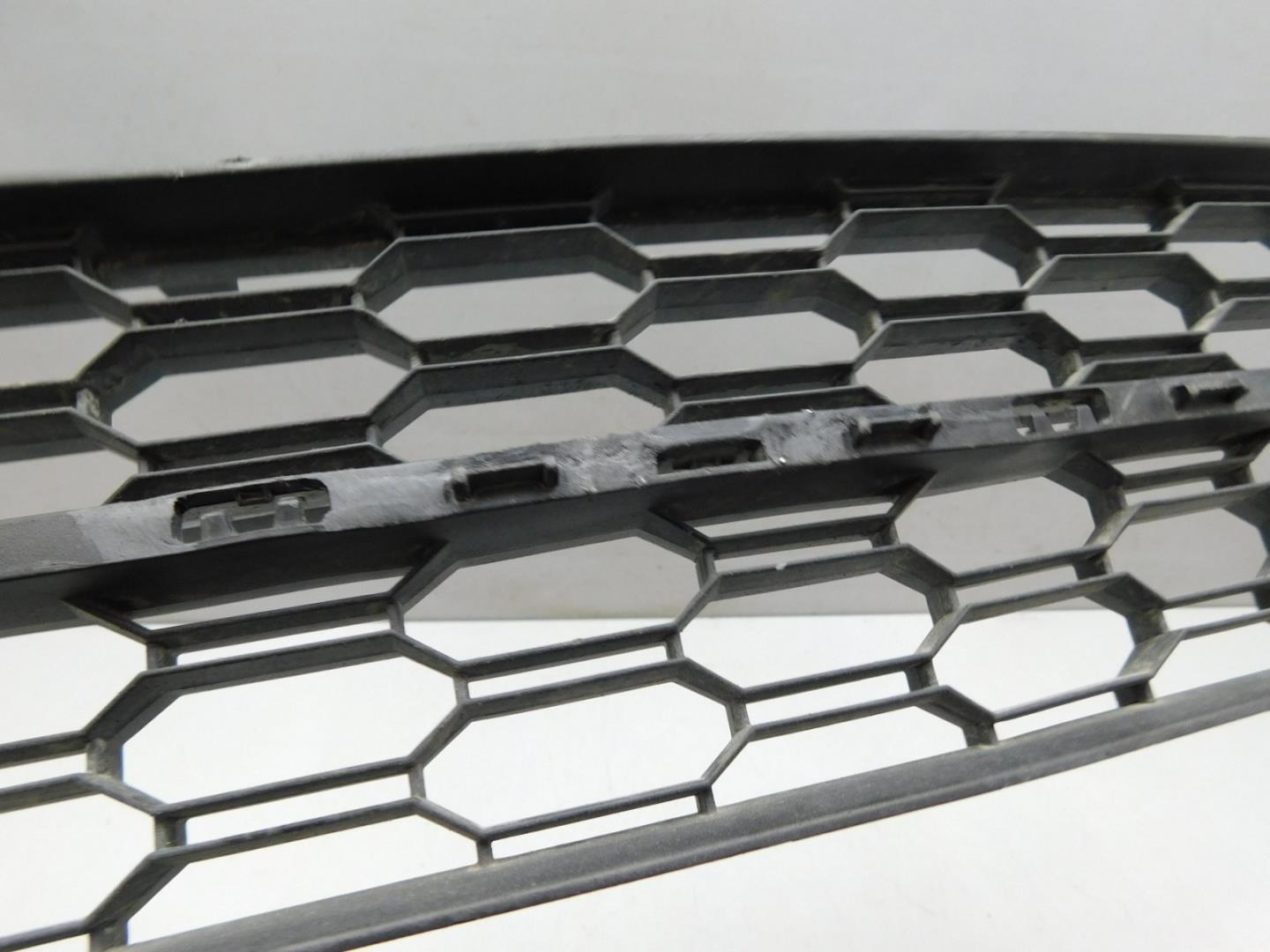 Решетка в бампер центральная