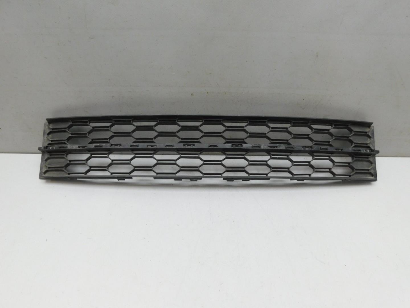 Решетка в бампер центральная