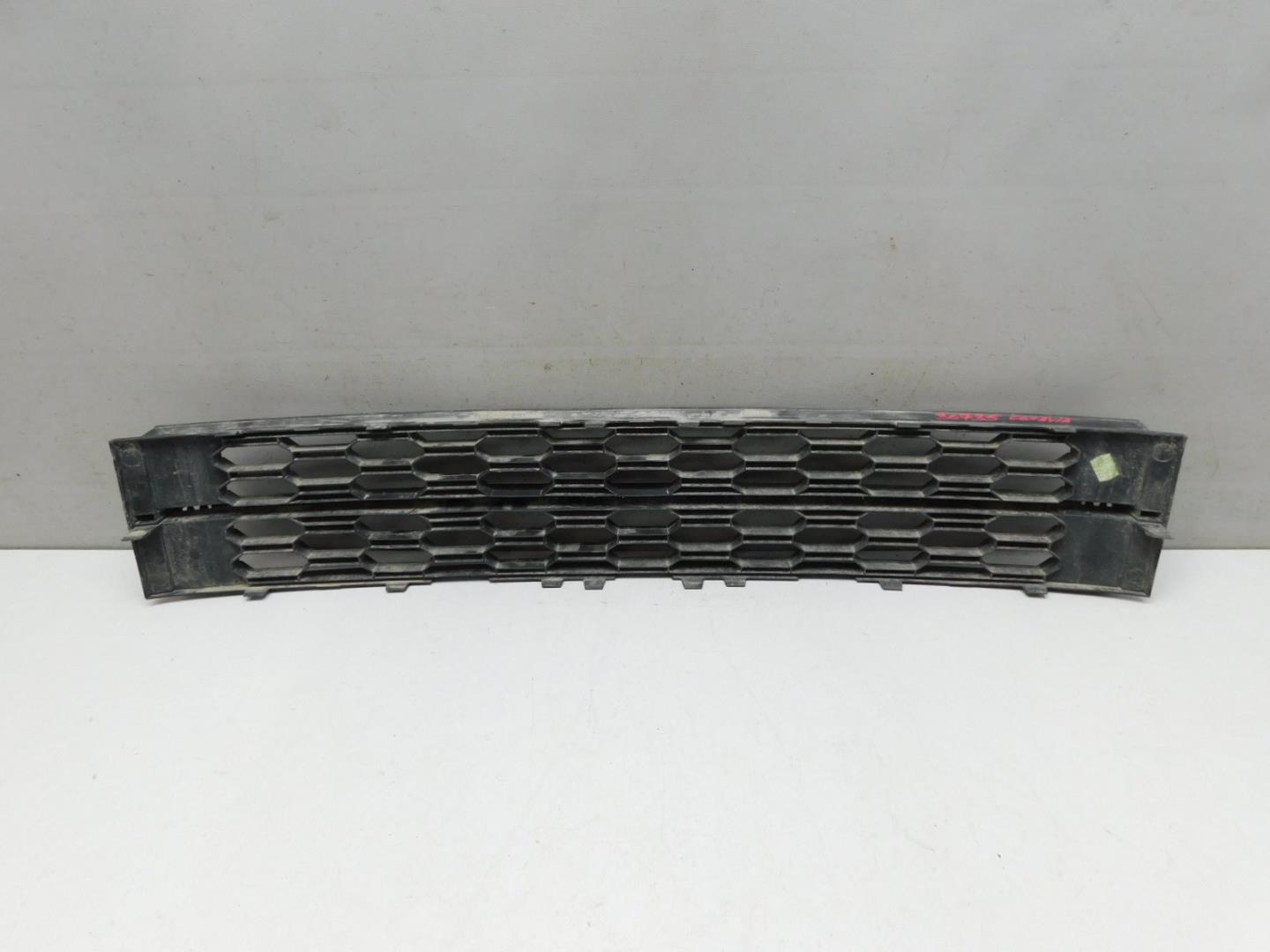 Решетка в бампер центральная