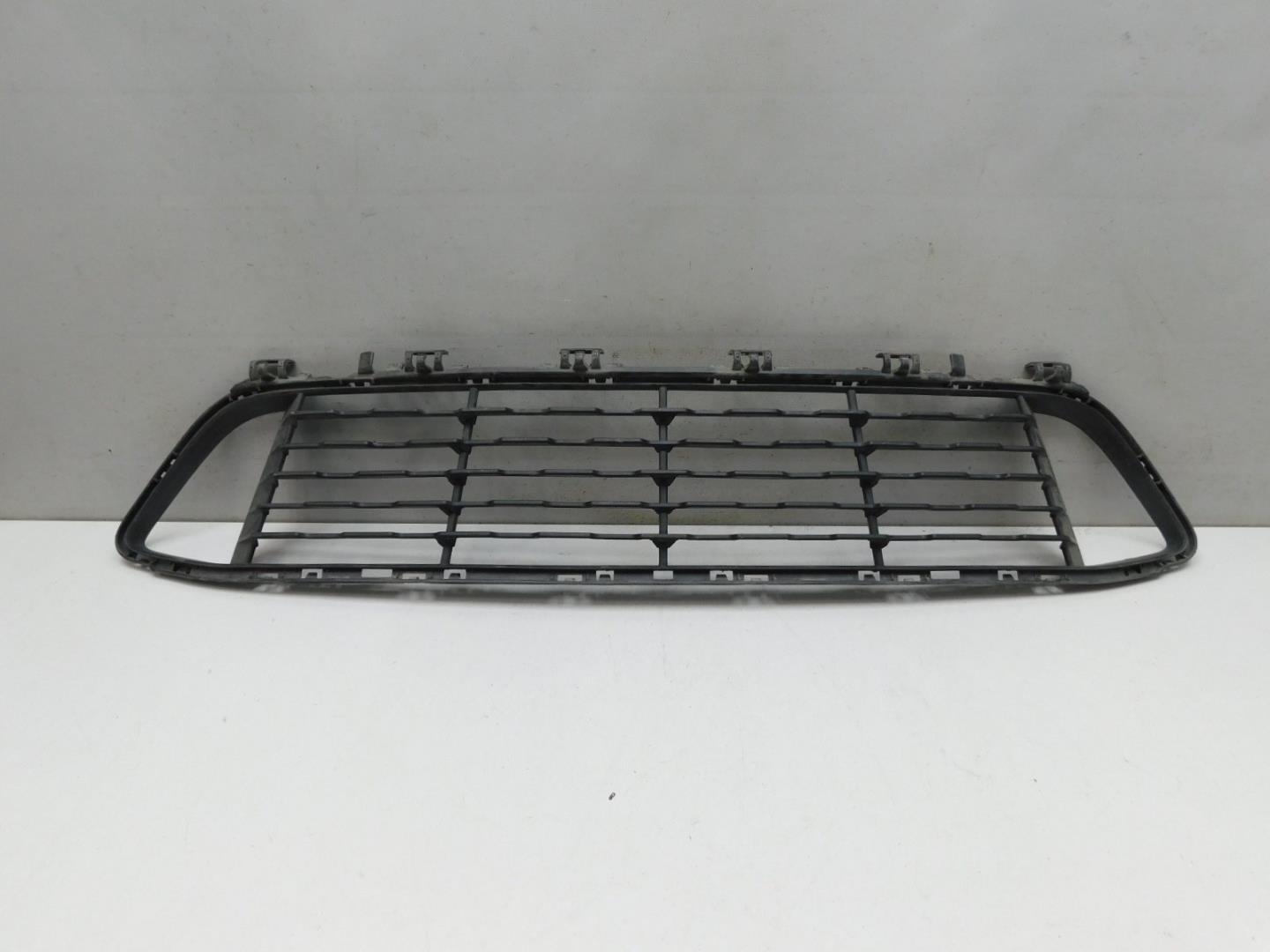 Решетка в бампер центральная