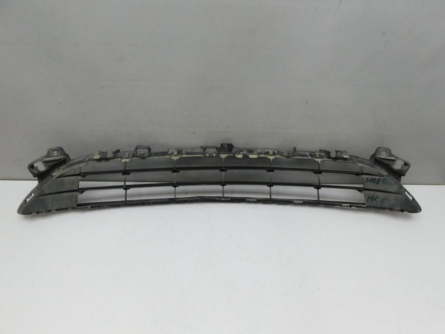 Решетка в бампер центральная