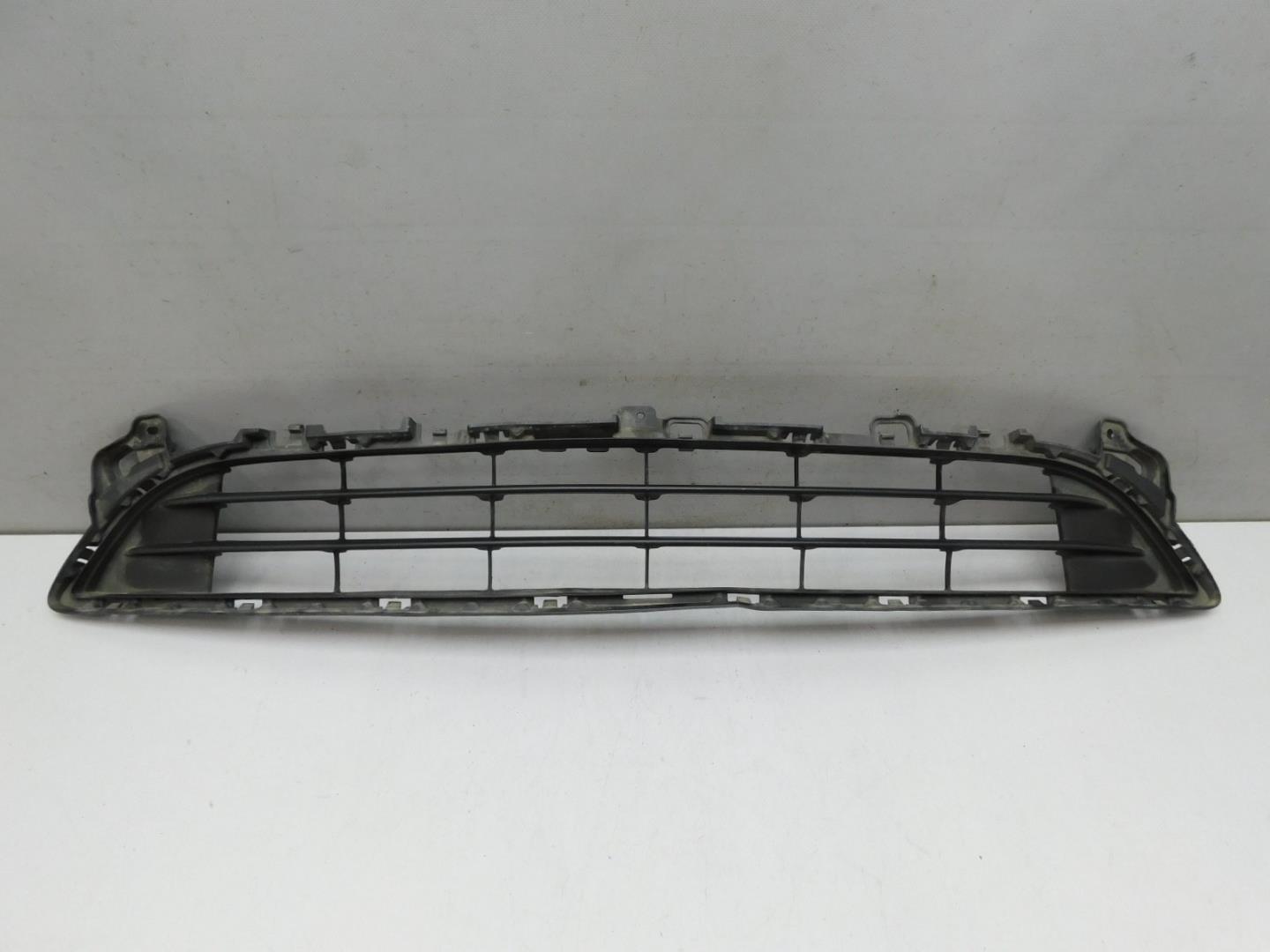 Решетка в бампер центральная