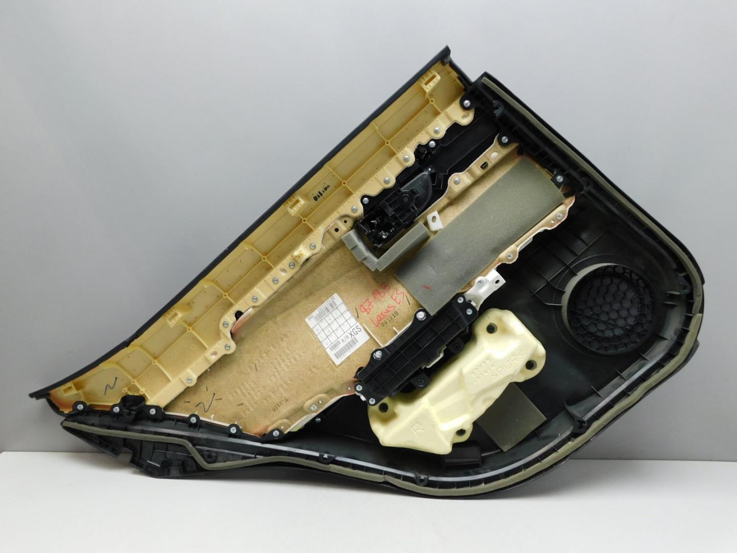 Обшивка двери задней правой