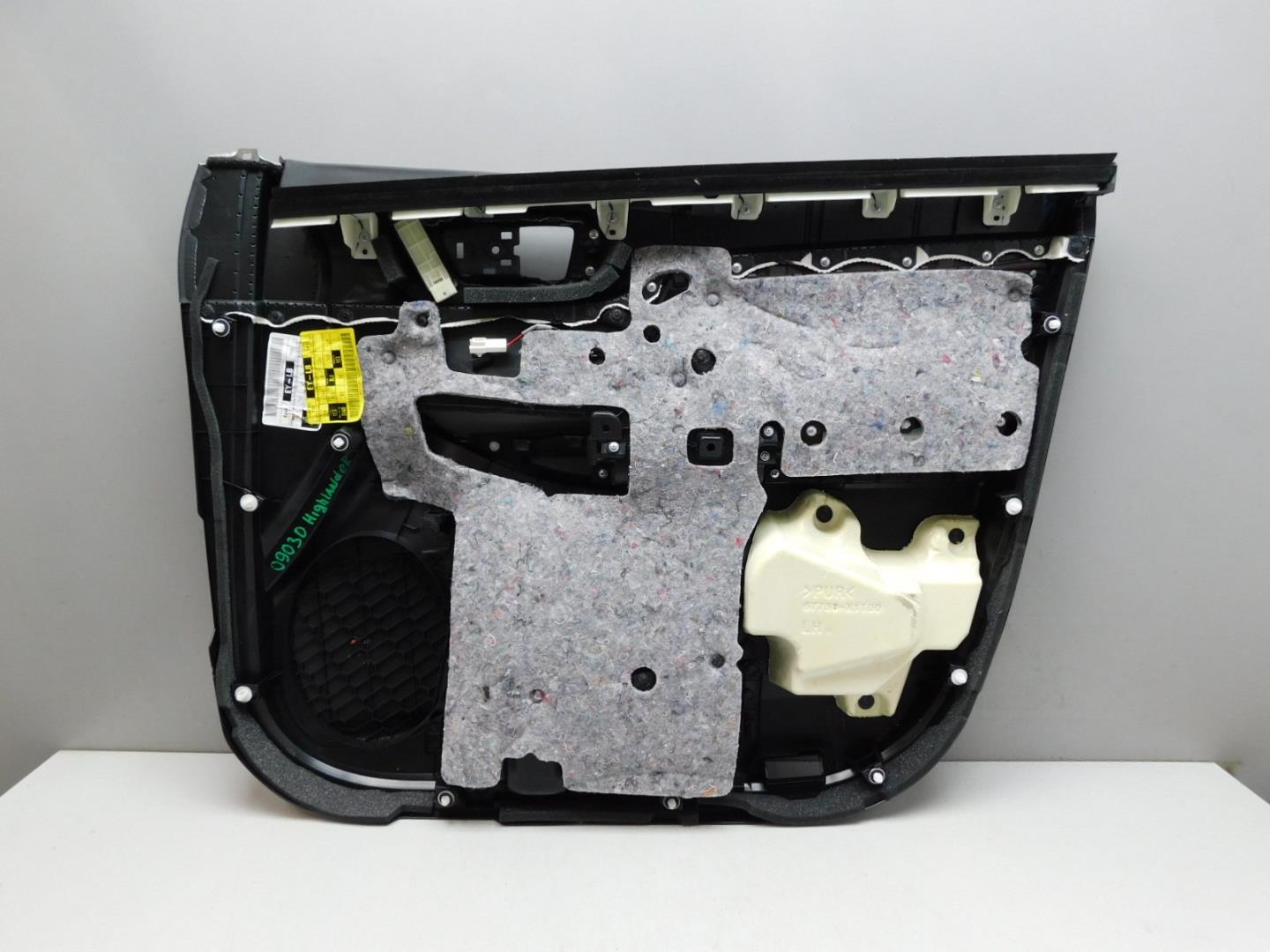 Обшивка двери передней левой