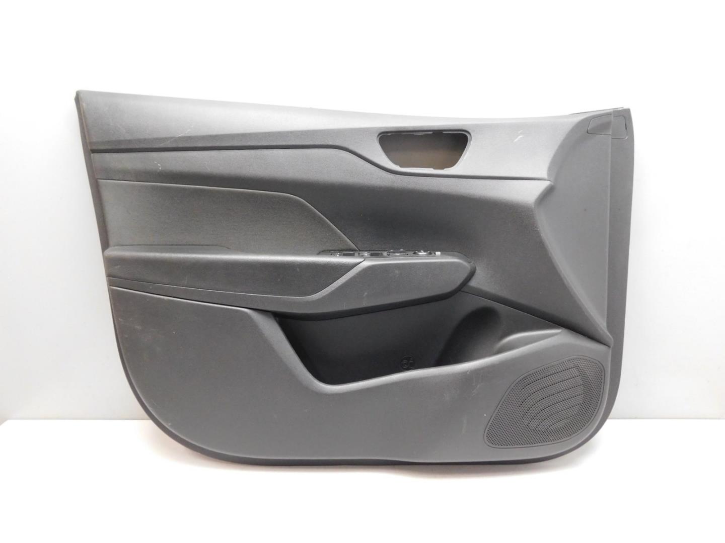 Обшивка двери передней левой