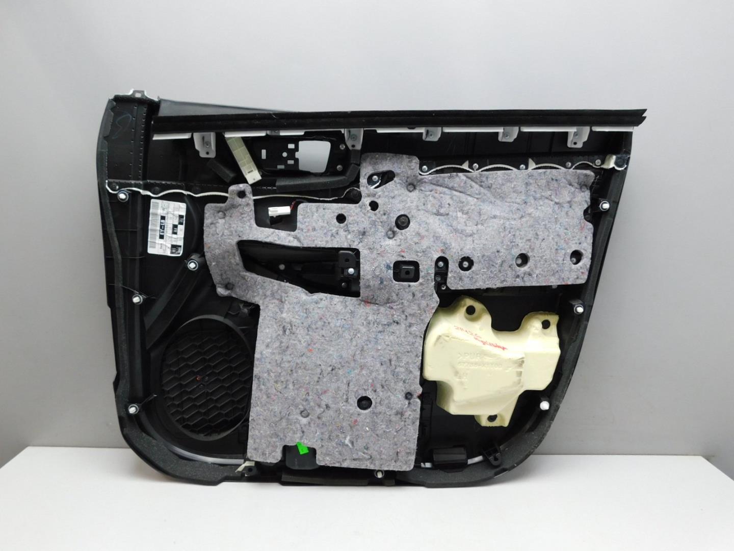 Обшивка двери передней левой