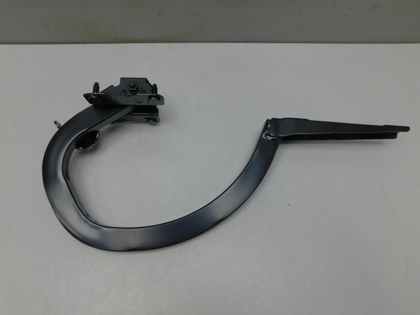 Петля крышки багажника