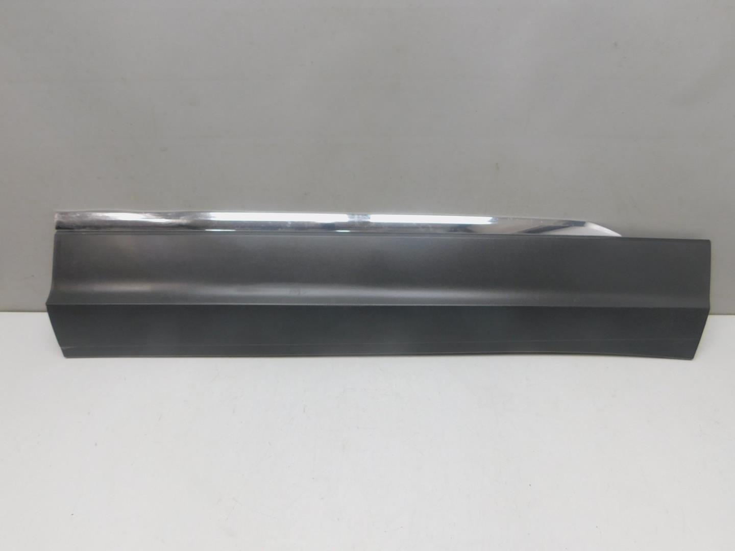 Накладка двери передней правой