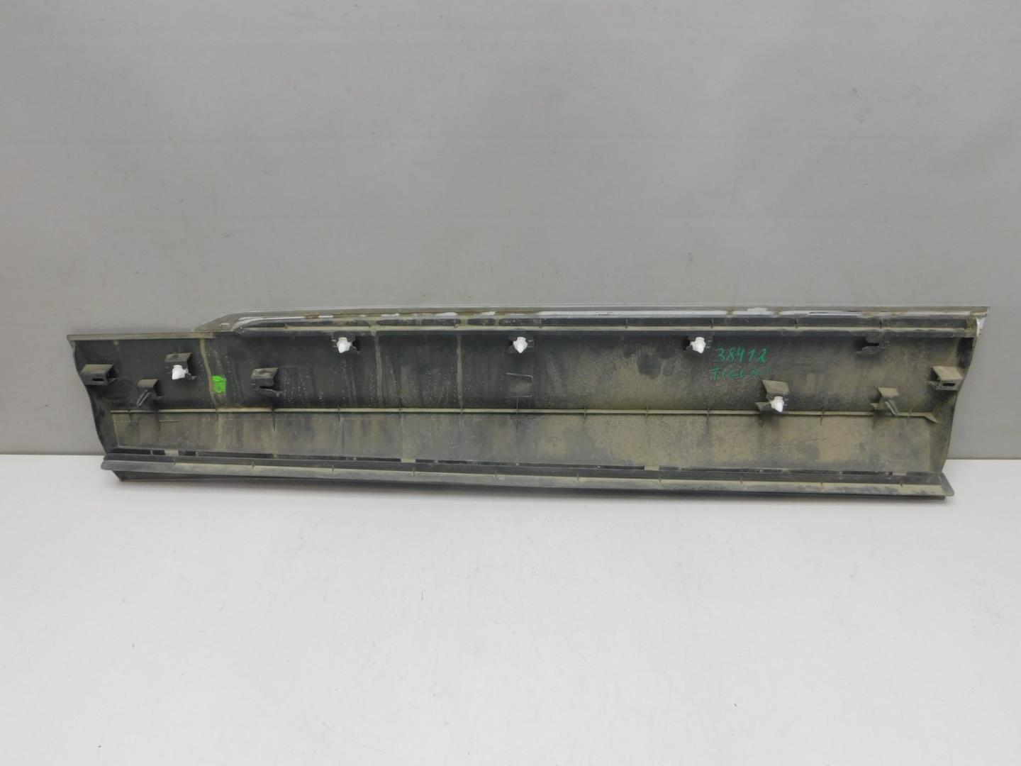 Накладка двери передней правой