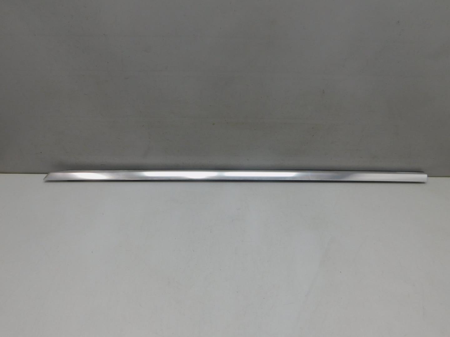 Накладка двери передней левой