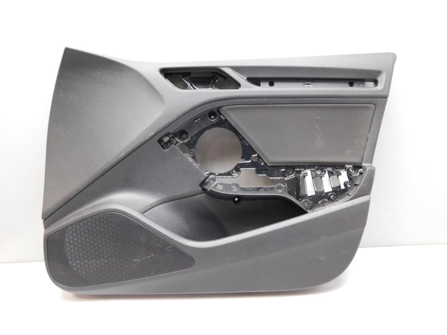 Обшивка двери передней правой