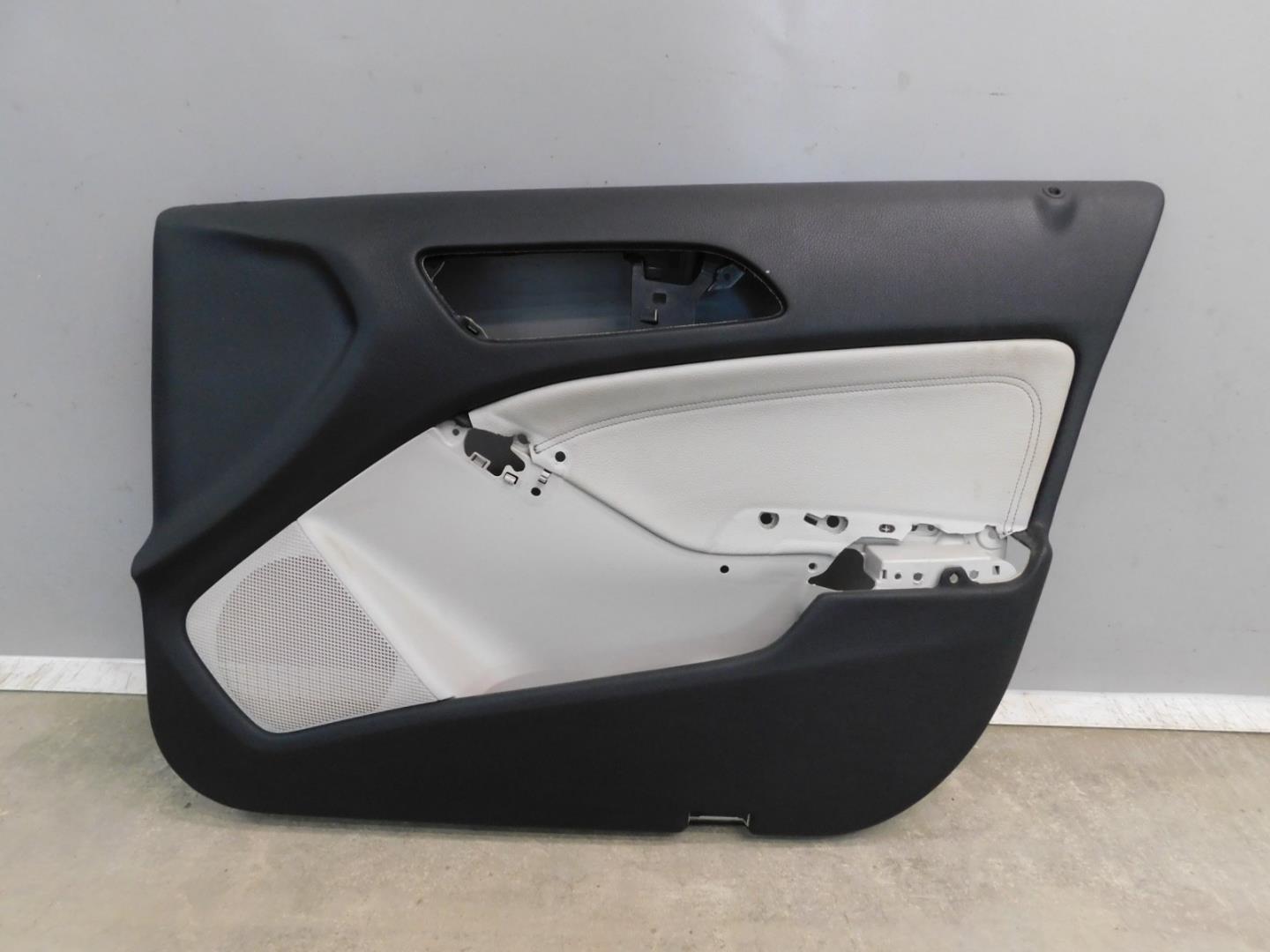 Обшивка двери передней правой