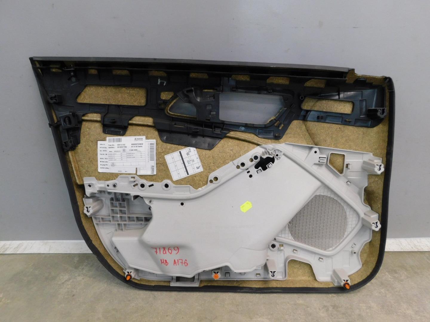 Обшивка двери передней правой