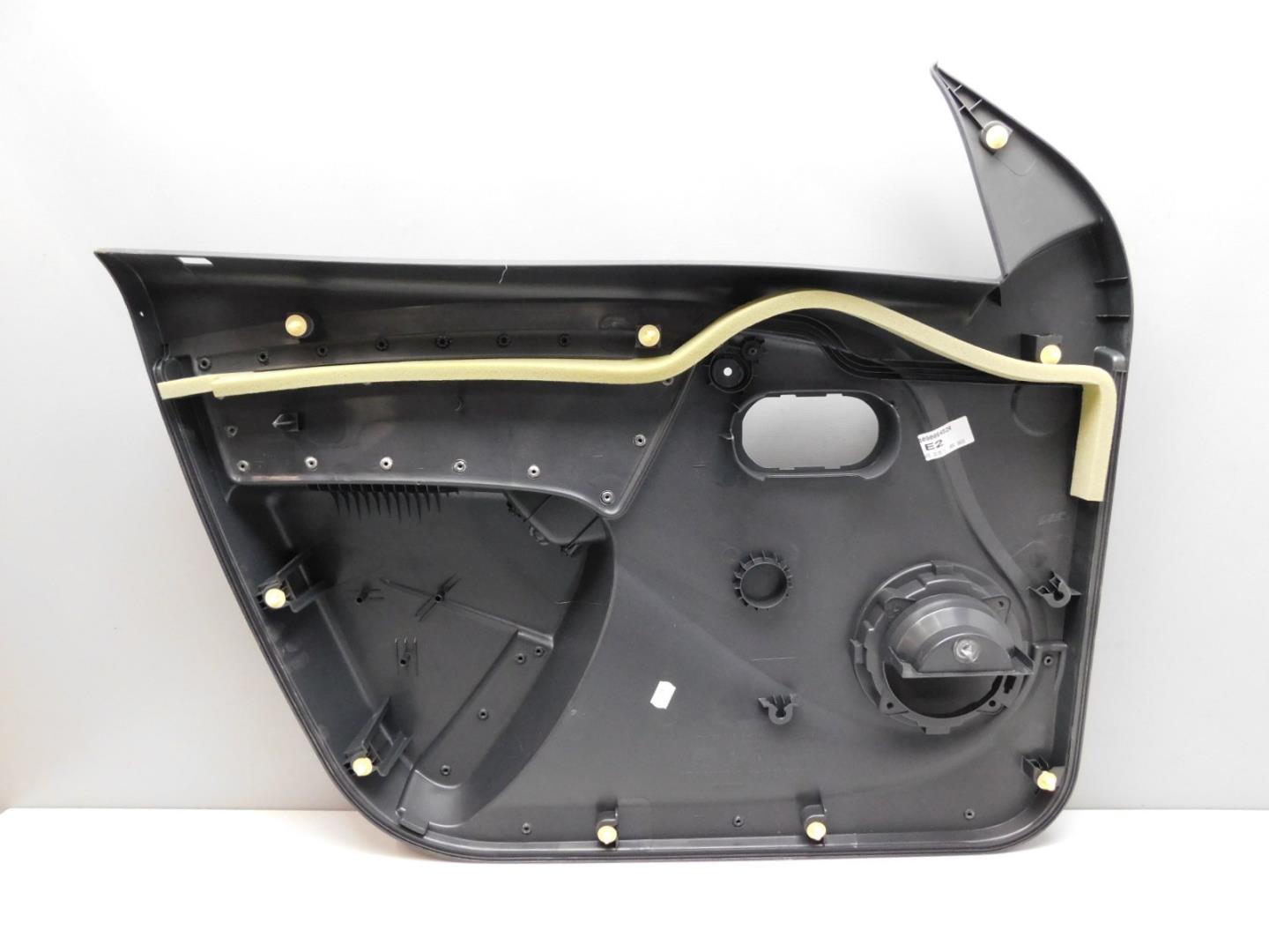 Обшивка двери передней правой