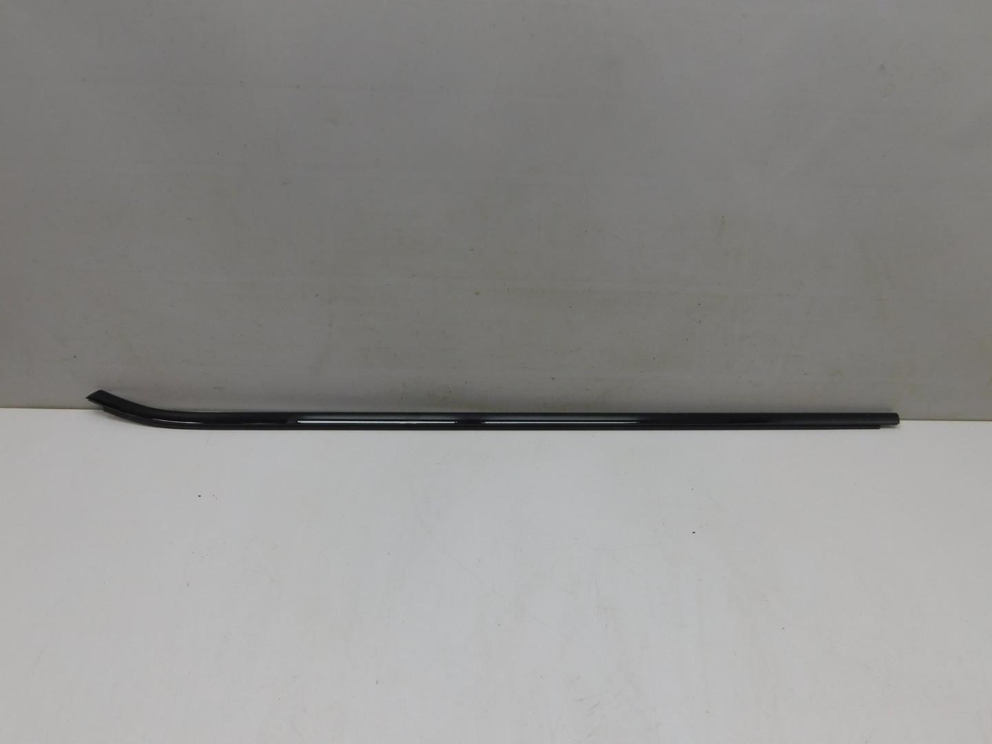 Накладка стекла переднего левого