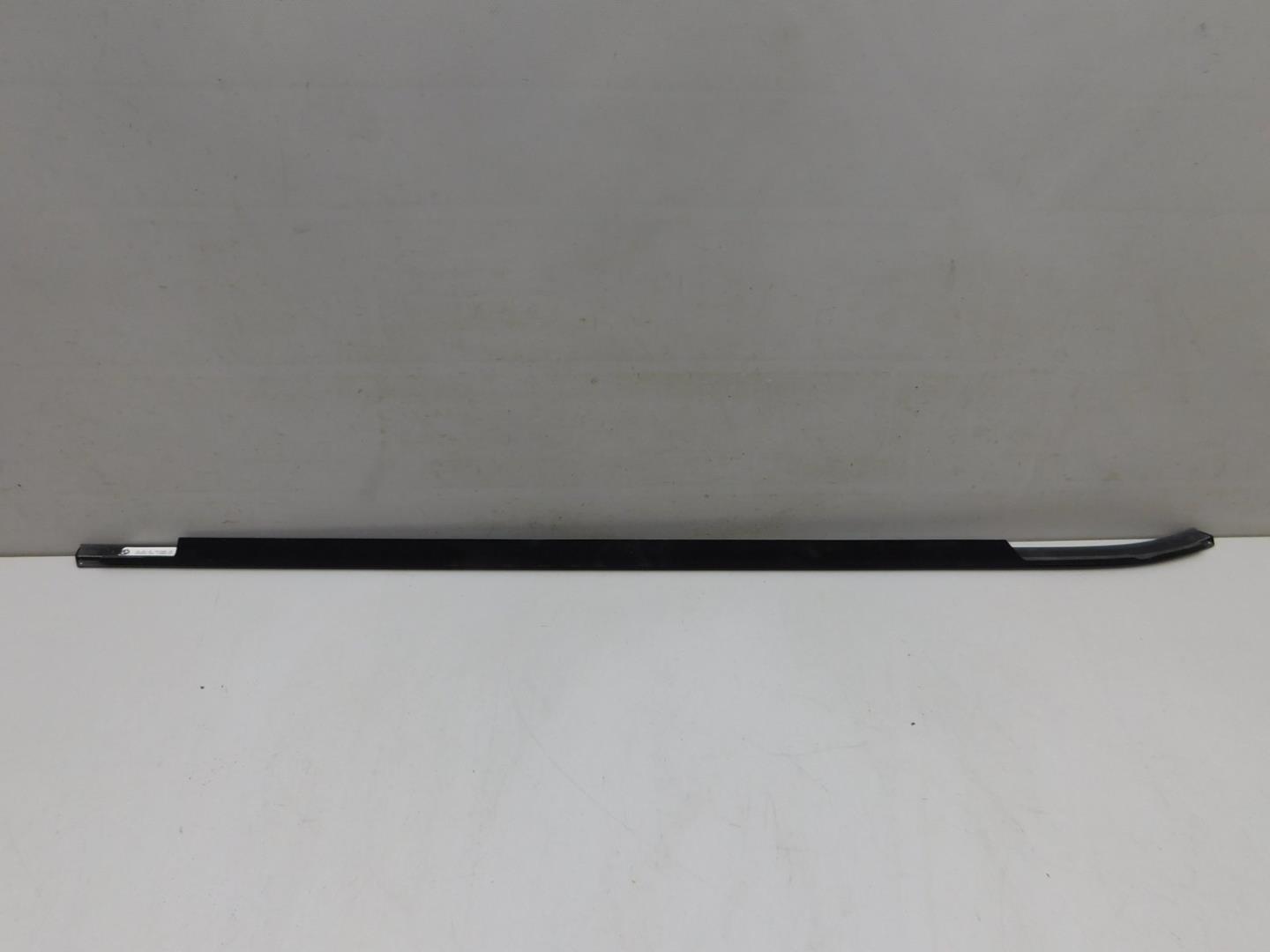 Накладка стекла переднего левого