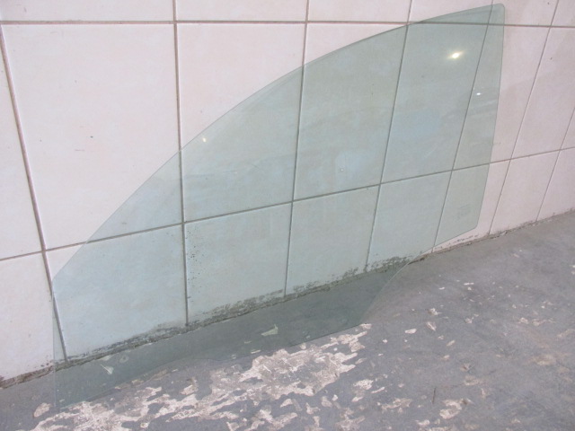 Стекло двери передней левой