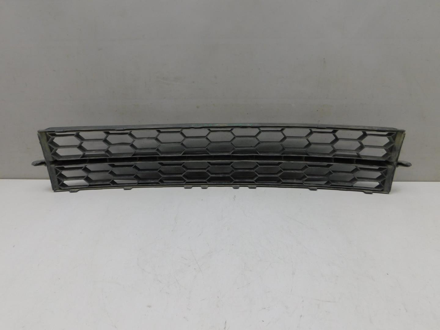 Решетка в бампер центральная