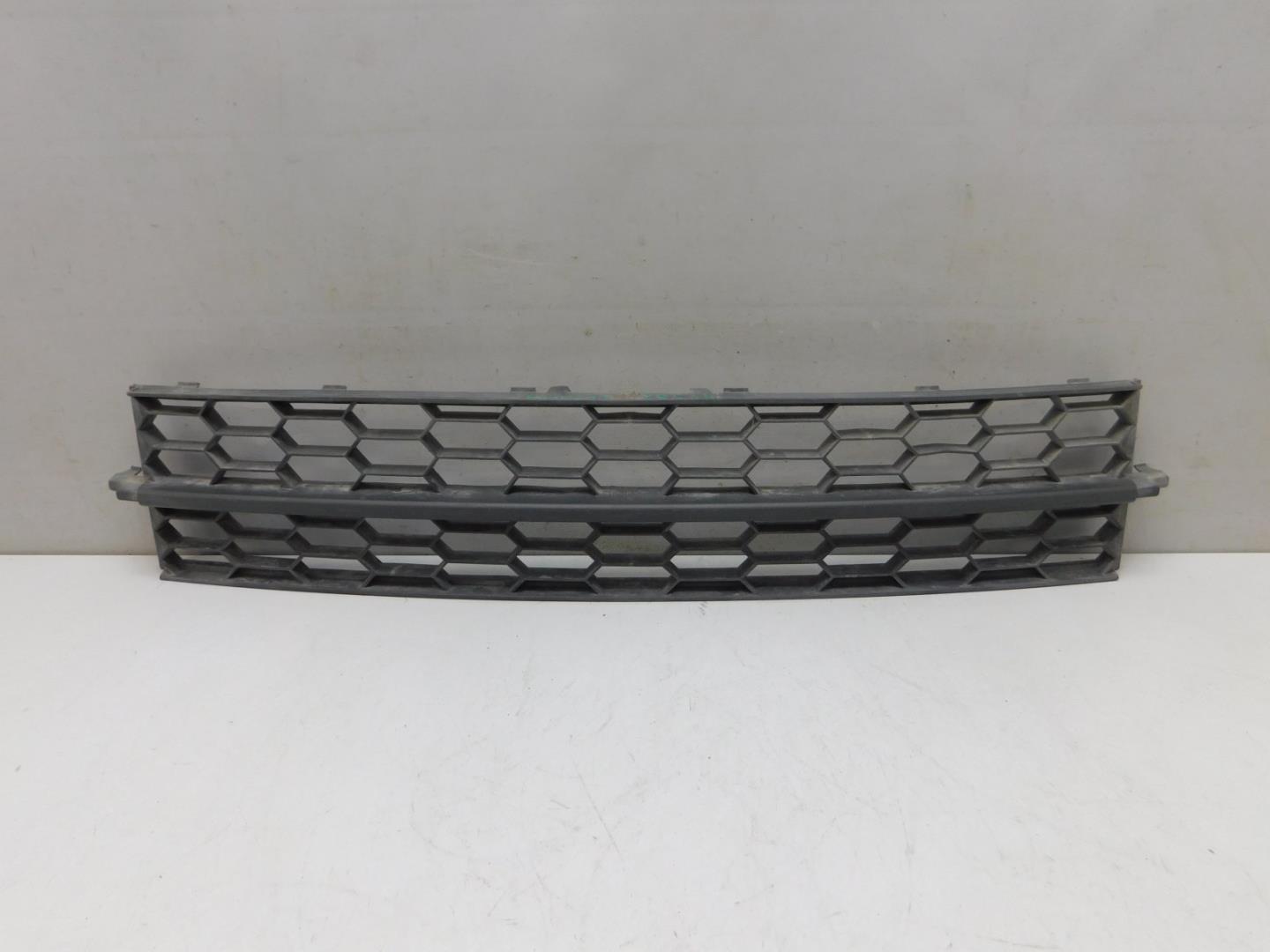 Решетка в бампер центральная