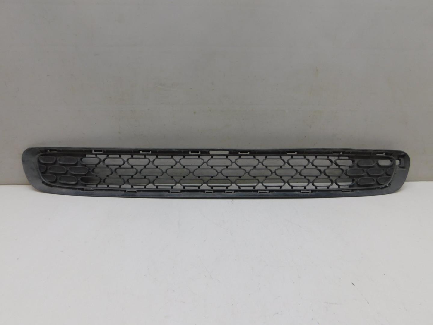 Решетка в бампер центральная