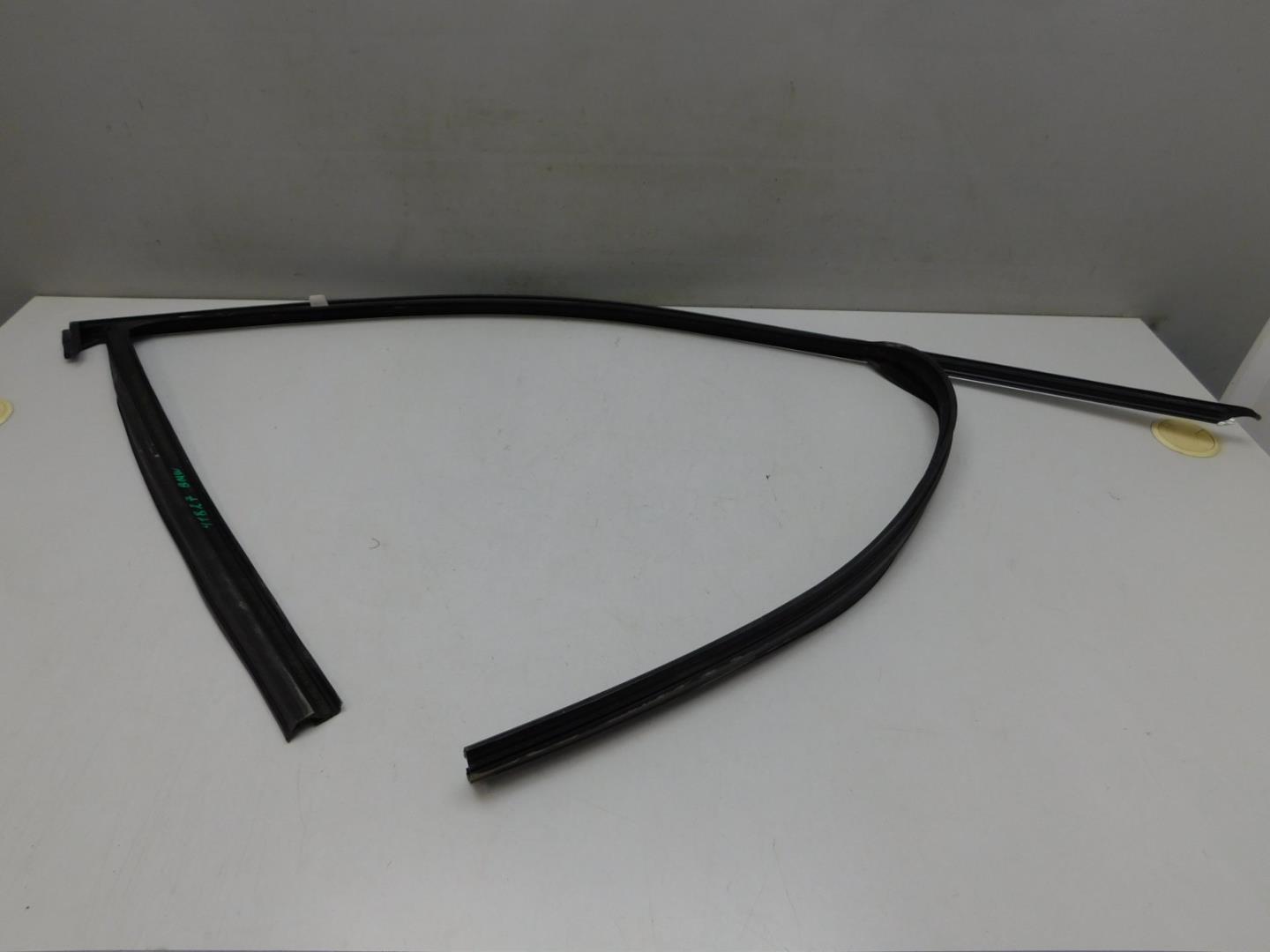 Направляющая стекла двери