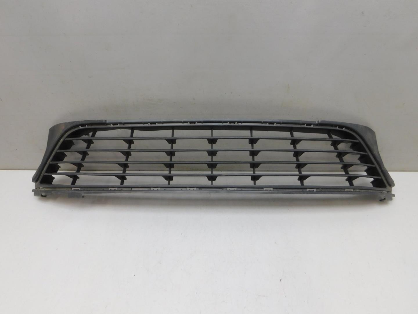 Решетка в бампер центральная