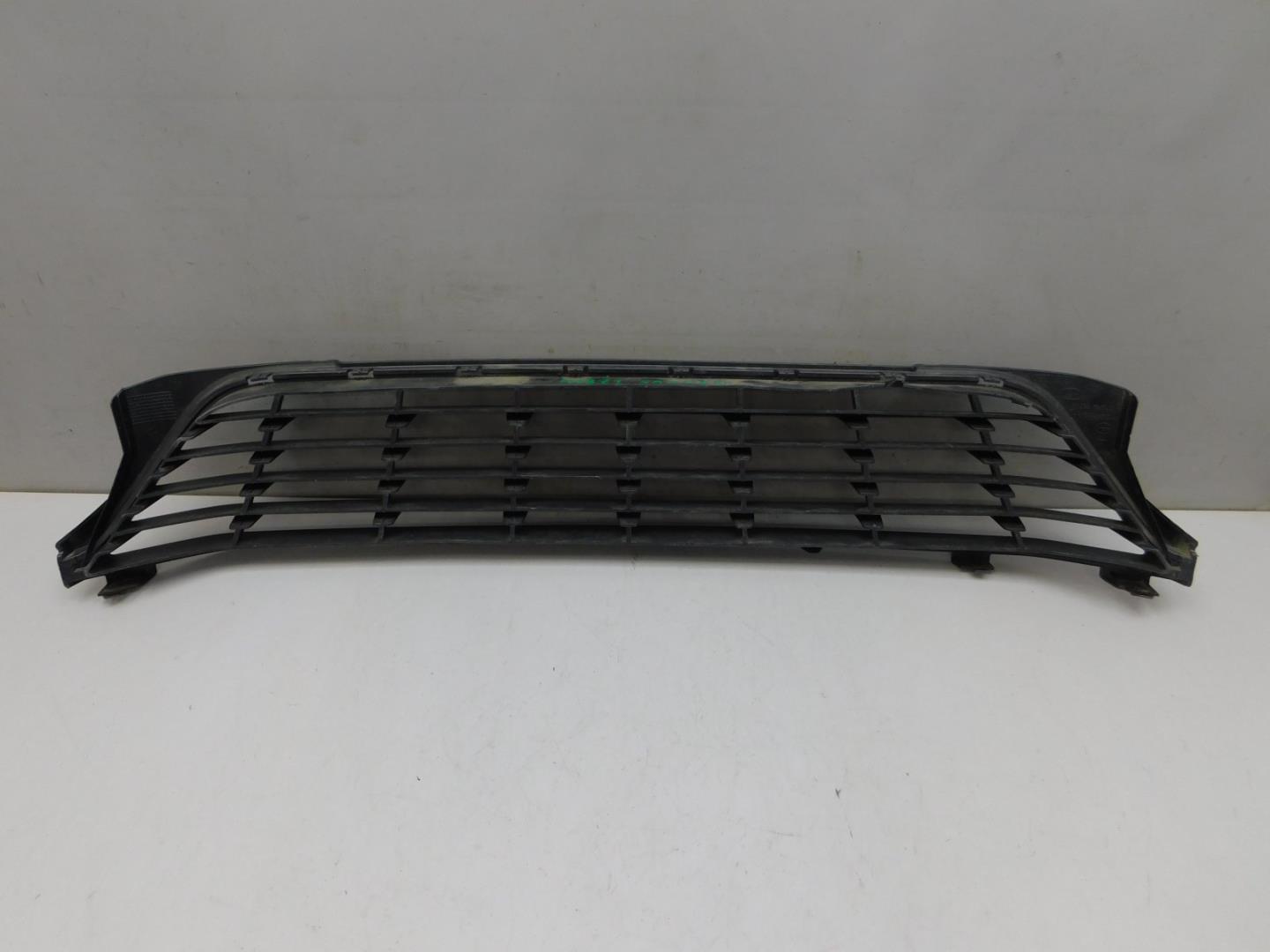 Решетка в бампер центральная