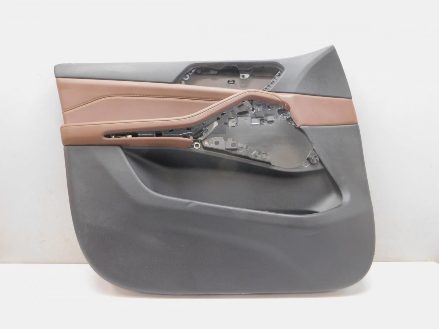 Обшивка двери передней левой