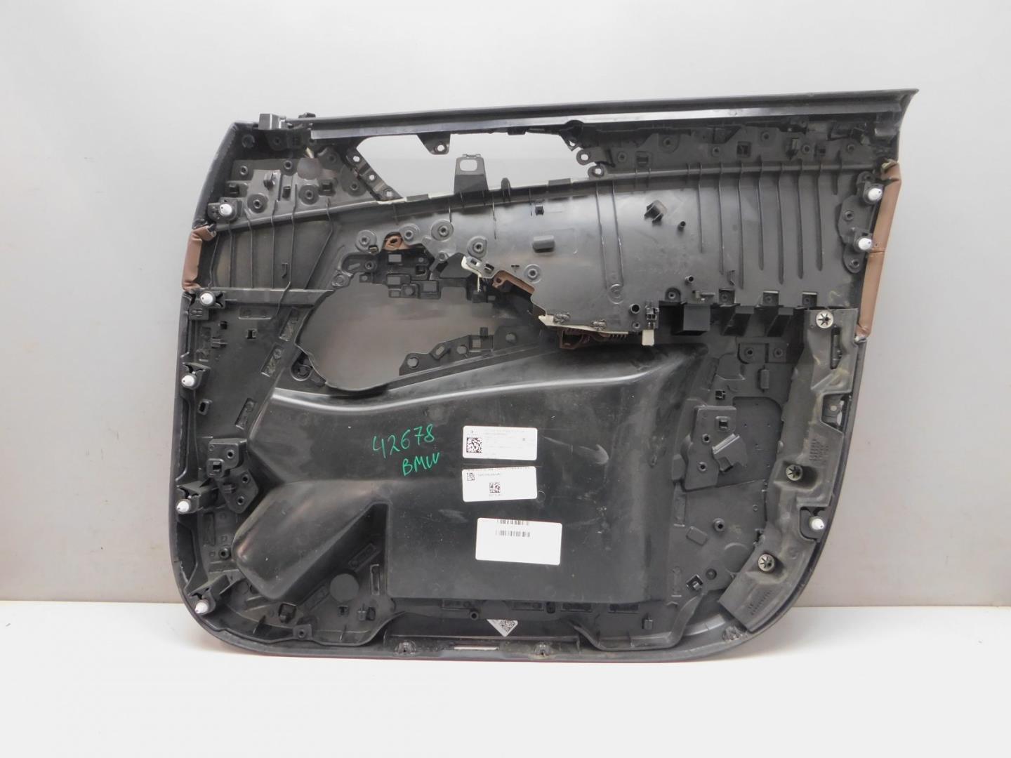 Обшивка двери передней левой