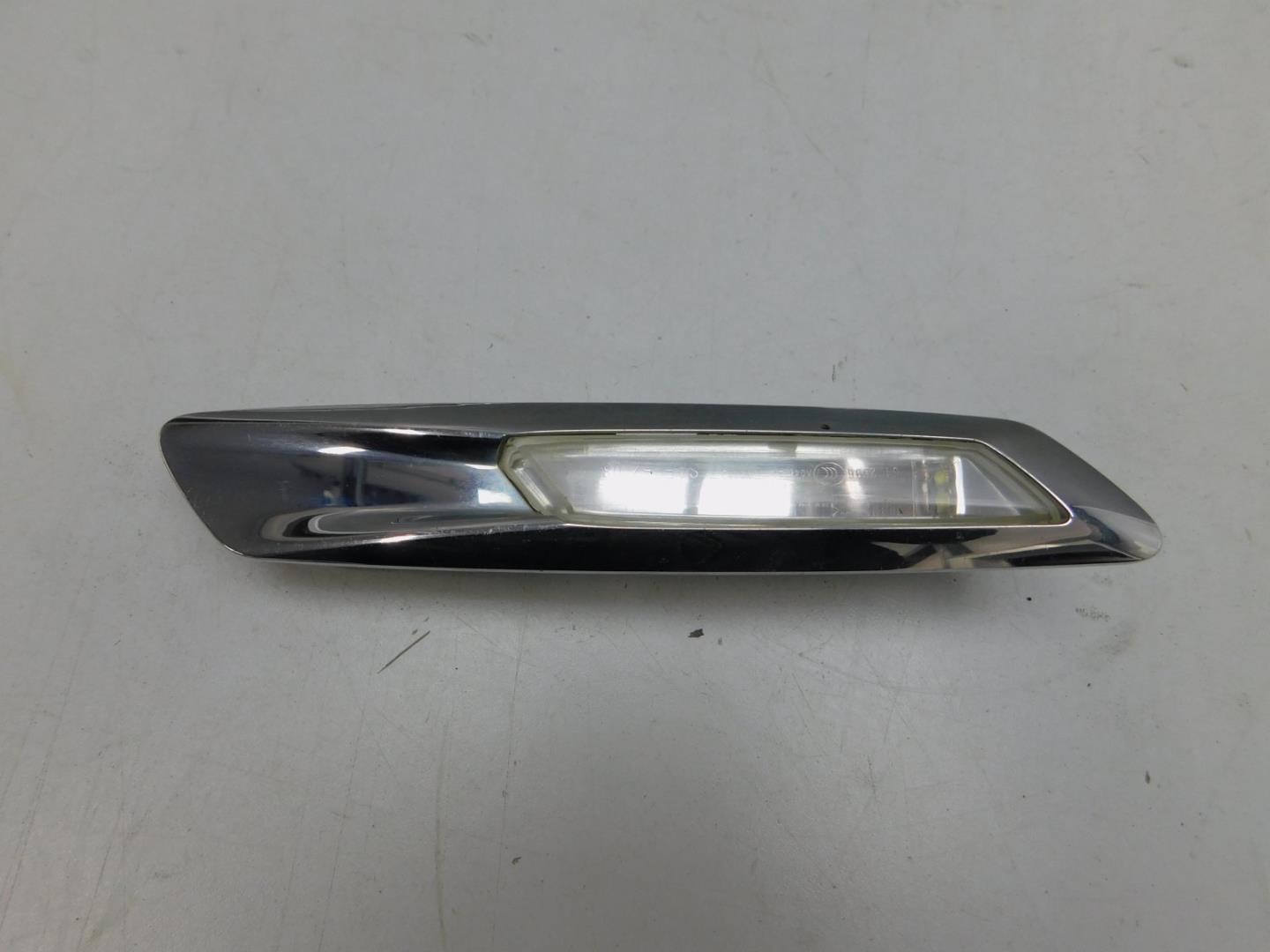 Повторитель поворота белый