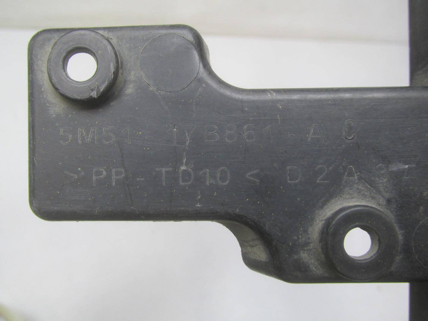 Направляющая заднего бампера