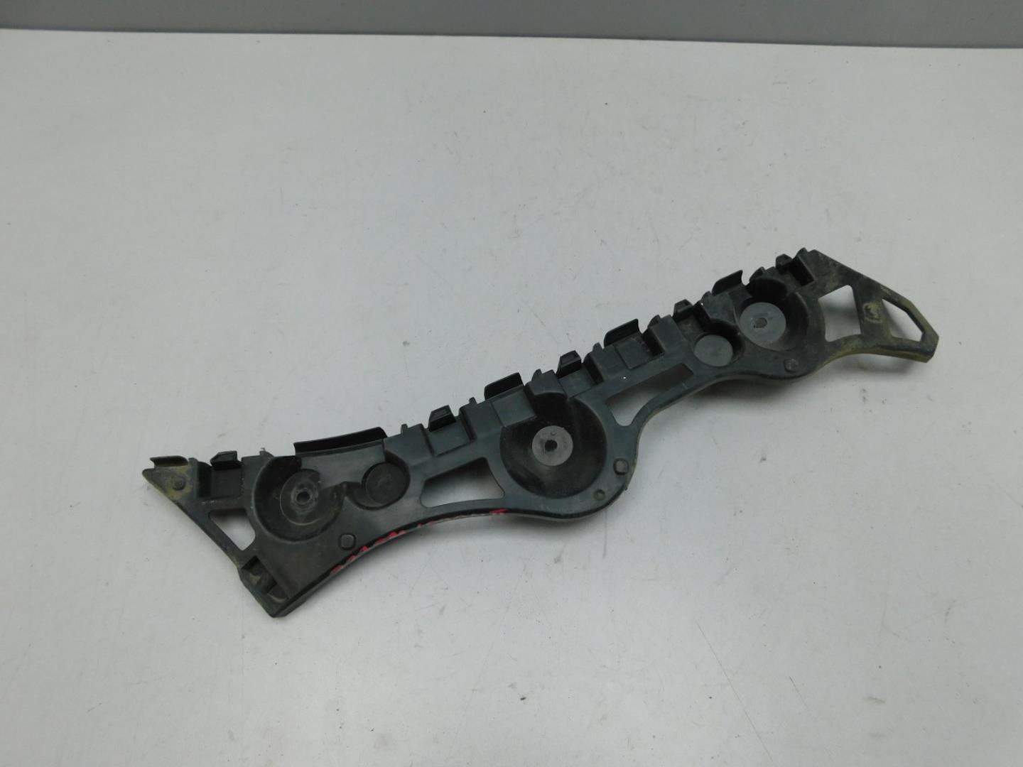 Направляющая заднего бампера