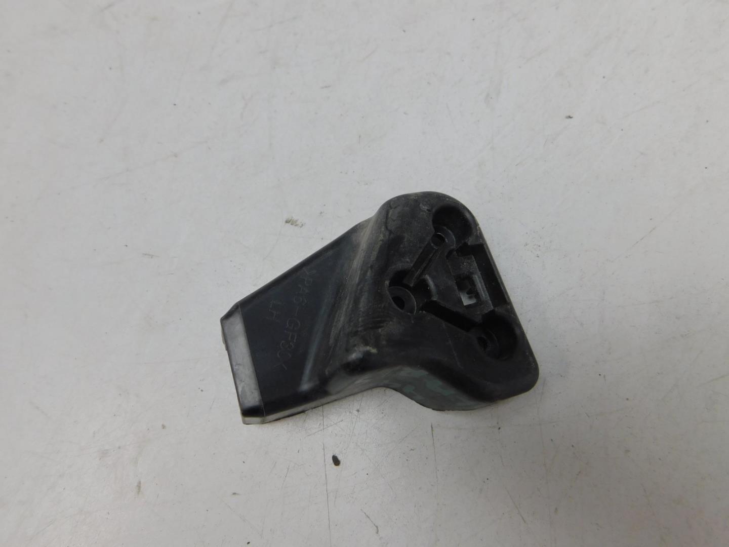 Кронштейн фар левый