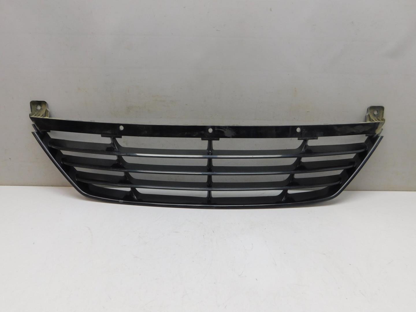 Решетка в бампер центральная