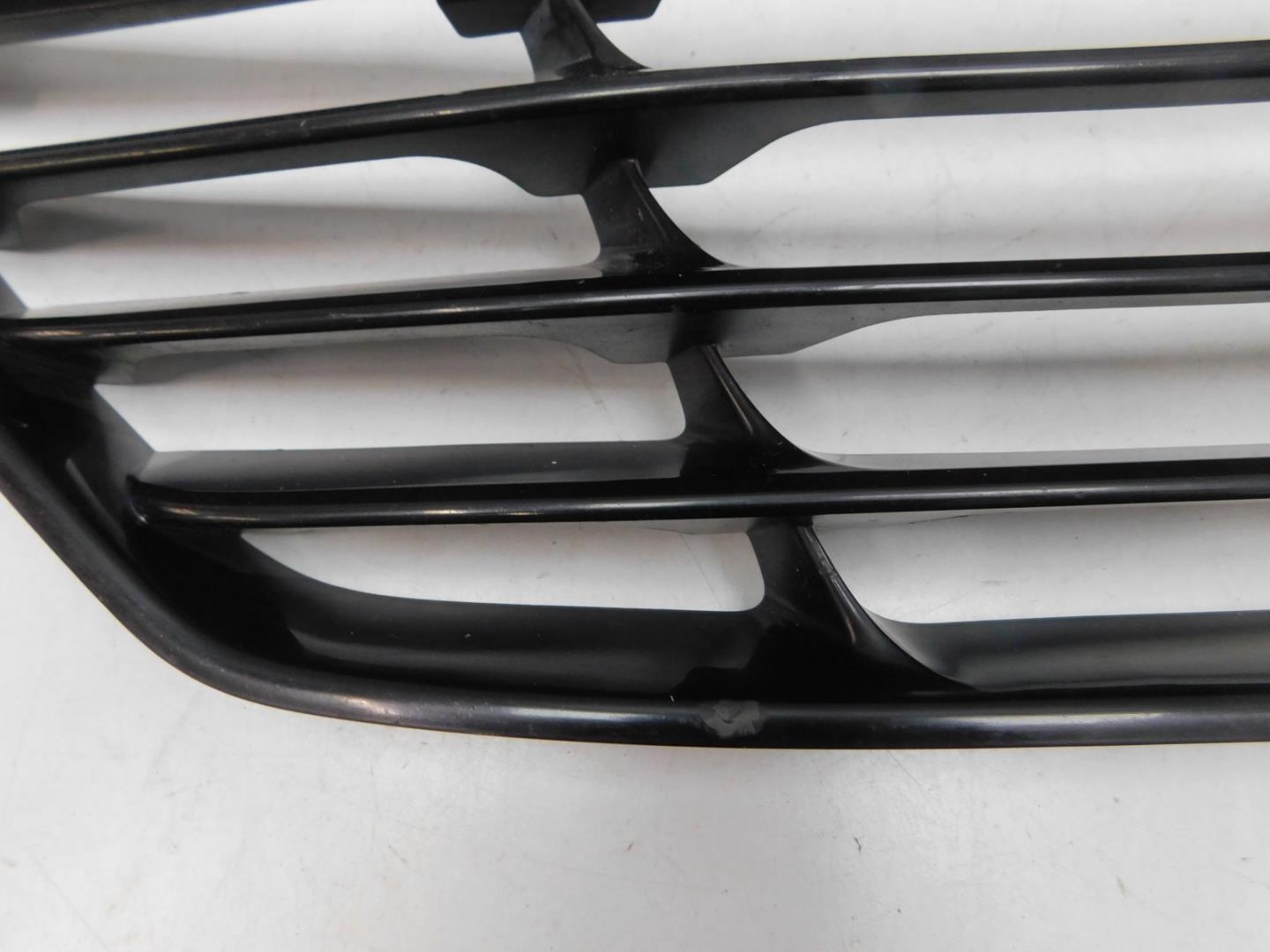 Решетка в бампер центральная