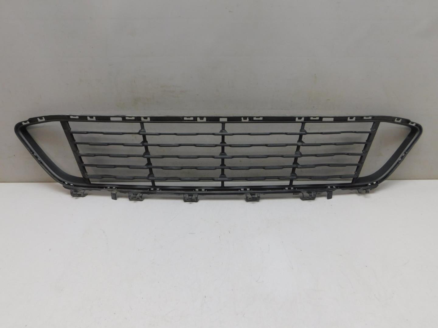 Решетка в бампер центральная