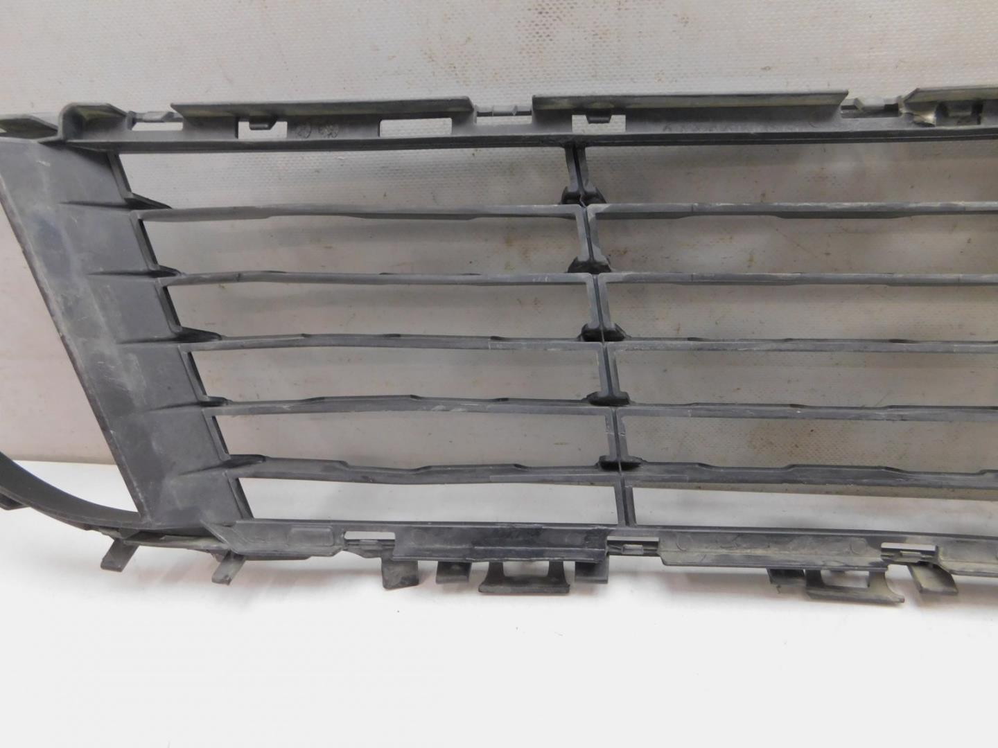 Решетка в бампер центральная