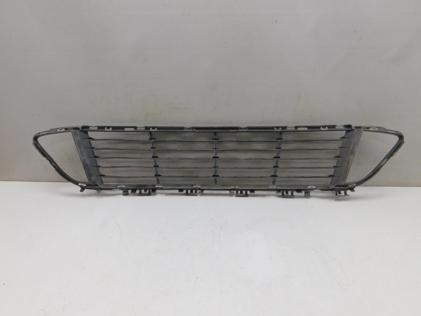 Решетка в бампер центральная