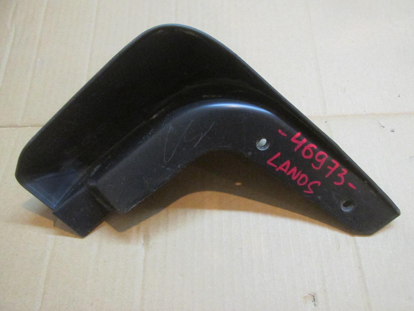 Брызговик передний правый