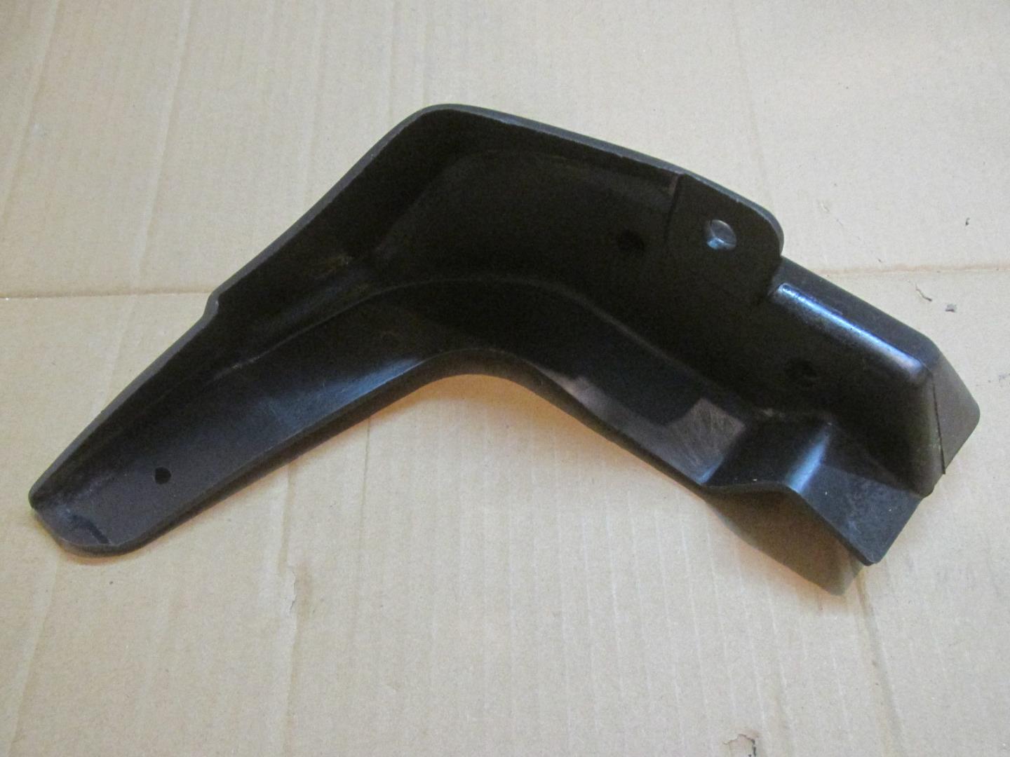 Брызговик передний правый