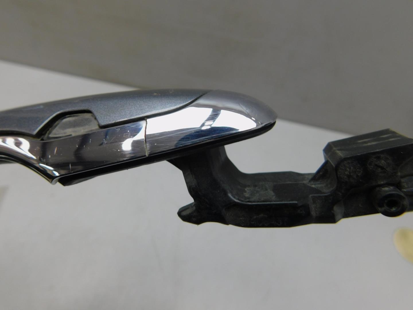 Ручка двери передней наружная левая