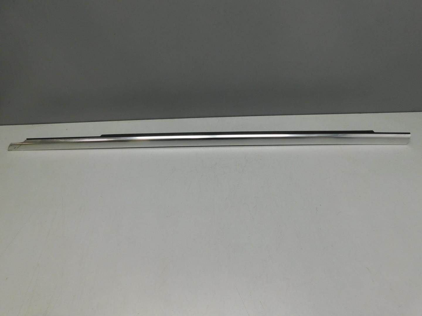 Молдинг двери передней левой