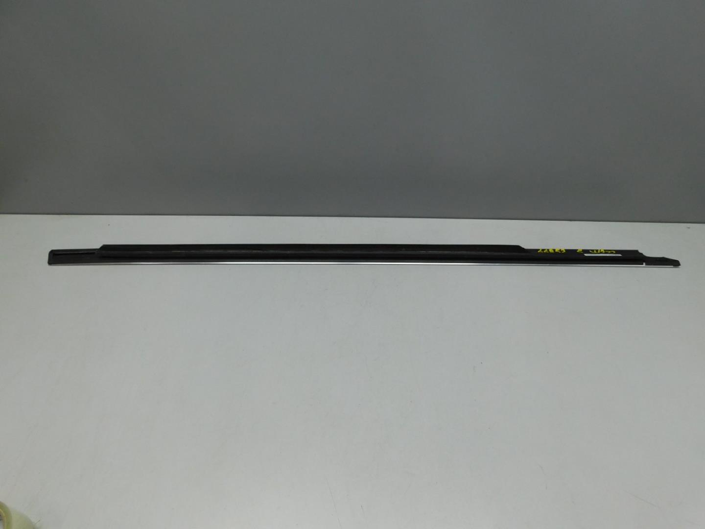 Молдинг двери передней левой