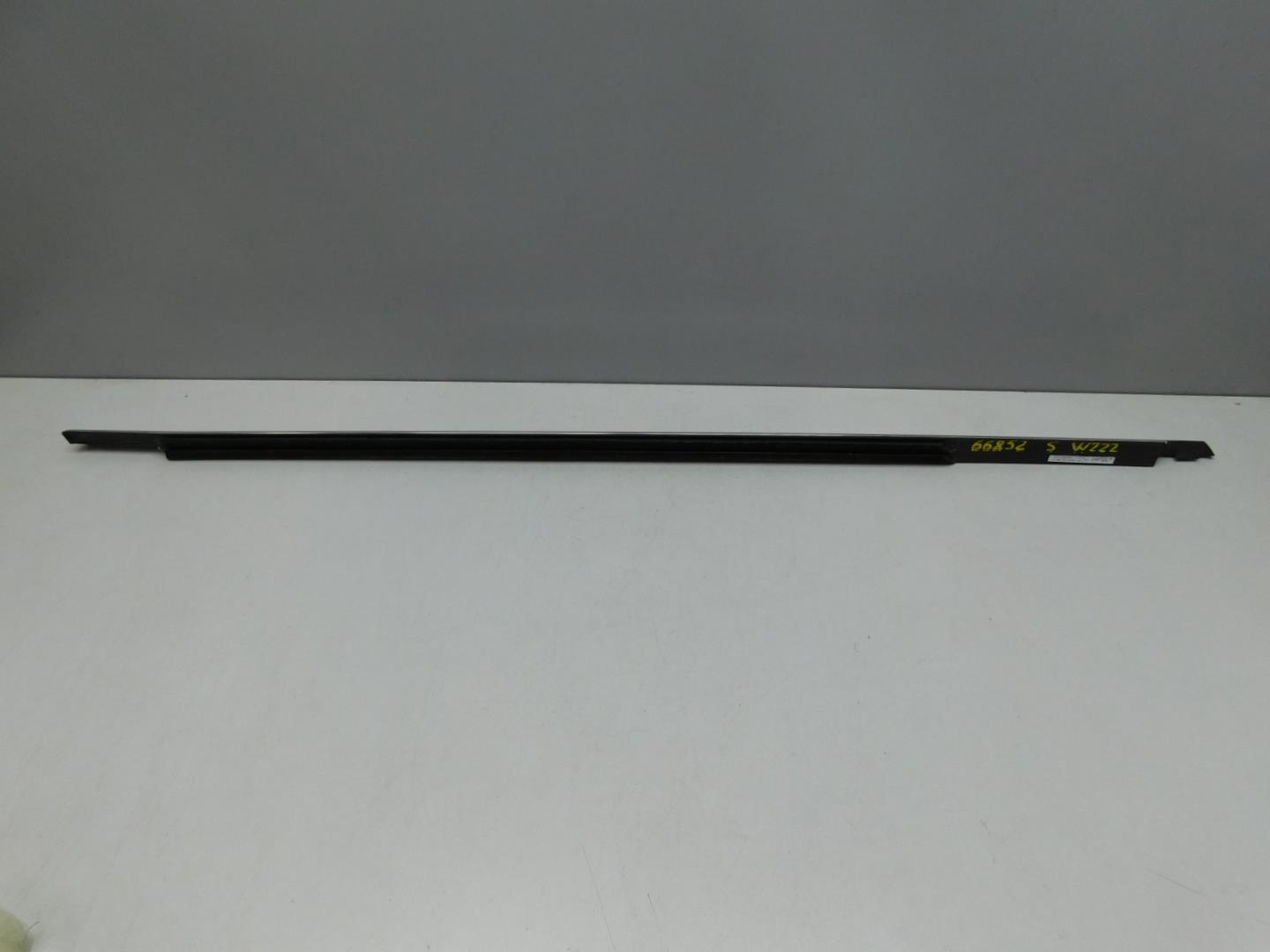 Молдинг двери передней левой