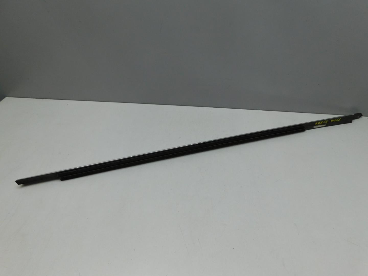 Молдинг двери передней левой