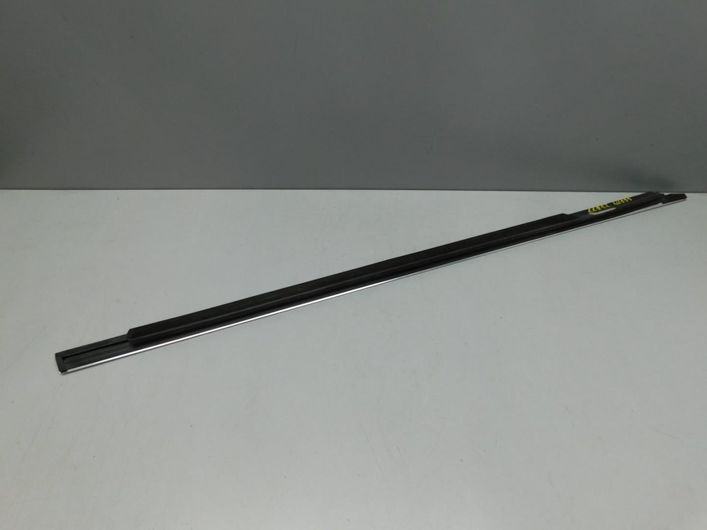 Молдинг двери передней левой