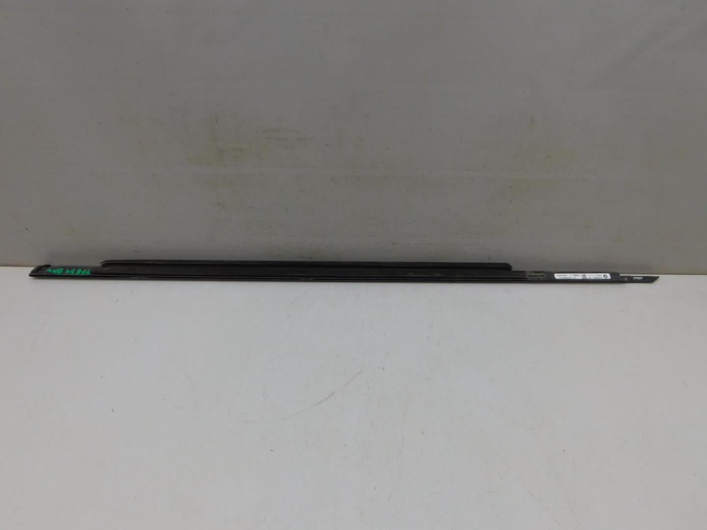 Накладка стекла переднего правого